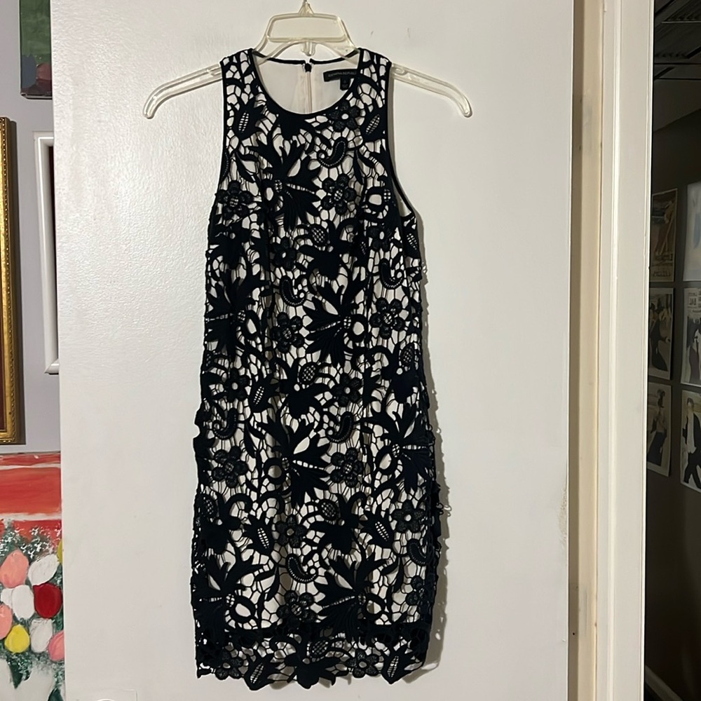 Banana Republic sleeveless dress cream lining w/ lace overlay. Pockets! Zip back